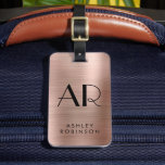 Stilvolle Rose Gold Metal Two Monogram Initial Gepäckanhänger<br><div class="desc">Stilvolle moderne 2 Monogram Erstname Rose Gold Metal Custom Personalisierte Personalisiert Luggage Bag Tag. Dieses Design mit vollständigem Namen Typografie mit 2 Monogramm Initial, Adresse Info über Rose Gold Brushed Metal (Pink Rose Gold Metallic Folie Look) Hintergrund. Diese sind einfach zu anpassen. Stilvolle Weiblichkeit oder Geschenk für Hochzeit, süße 16...</div>
