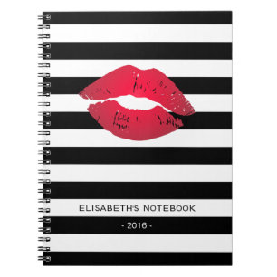 Stilvolle rote Lippen mit klassischen Notizblock