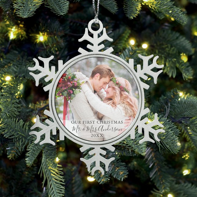 Stilvolle Schrift Unsere ersten Weihnachtsnamen fü Schneeflocken Zinn-Ornament (Customize your personalized text size or style.)