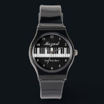Stilvolle schwarz-weiße Klaviertasten passen auf M Armbanduhr<br><div class="desc">Stilvolle schwarz-weiße Klaviertasten passen auf Männer auf. Personalisieren Sie mit Namen,  Monogramm,  lustigem Zitat oder Slogan. Benutzerdefinierte Hintergrundfarbe. Einzigartige Geschenkideen zum Geburtstag für Klavierspieler,  Pianist,  klassische Musiker,  Musiker,  Instruktor,  Produzent,  Künstler,  Ehemann,  Vater etc. Klassische Herrenuhr mit Silikonband.</div>