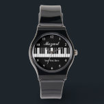 Stilvolle schwarz-weiße Klaviertasten passen auf M Armbanduhr<br><div class="desc">Stilvolle schwarz-weiße Klaviertasten passen auf Männer auf. Personalisieren Sie mit Namen,  Monogramm,  lustigem Zitat oder Slogan. Benutzerdefinierte Hintergrundfarbe. Einzigartige Geschenkideen zum Geburtstag für Klavierspieler,  Pianist,  klassische Musiker,  Musiker,  Instruktor,  Produzent,  Künstler,  Ehemann,  Vater etc. Klassische Herrenuhr mit Silikonband.</div>