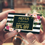 Stilvolle Schwarz-weiße Streifen Beauty Salon Empfehlungskarte<br><div class="desc">Diese Schwarz-weiße Floral Stripes Beauty Salon Referral Card ist eine schöne und stilvolle Art, das Empfehlungsprogramm Ihres Salons zu fördern. Das Design ist mit einem Schwarz-Weiß-Streifen-Hintergrund mit Vintagen goldenen Blumenakzenten versehen und verleiht ihm ein klassisches und zeitloses Ambiente. Passen Sie die Karte mit den Branding- und Kontaktinformationen Ihres Salons an,...</div>