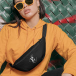 Stilvolle schwarze Kalligrafie Name und Monogramm Bauchtasche<br><div class="desc">Ein maßgeschneidertes Fanny Pack-Design mit einer eleganten, stilvollen Darstellung Ihres Namens und Monogramms mit klassischen Serifen und einem verzierteren Kalligrafieschrift in ausgewogener und symmetrischer Harmonie. Die drei Elemente verschmelzen mit einer ausgeklügelten Harmonie und kreieren Ihr eigenes Markenlogo. Hier mit einem schicken schwarzen Hintergrund mit Monogramm-Elementen in weiß und grau dargestellt....</div>