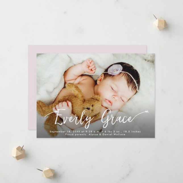 Stilvolle Script Baby Girl Name Foto Pink Birth Ankündigung (Vorderseite/Rückseite Beispiel)