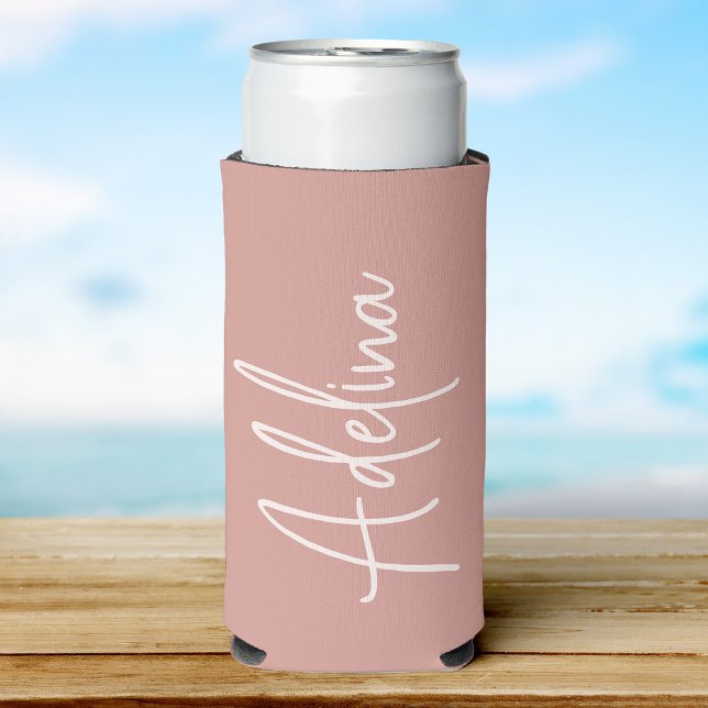 Stilvolle Script-Individuelle Name Girls Beach Tri Selters Dosenkühler (A blush can cooler with a custom name  in elegant white script, set against a soft beach background)