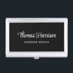Stilvolle Script Monogram Black Visitenkarten Dose<br><div class="desc">Moderne,  berufliche schwarze Visitenkartenkoffer,  die Ihren Namen mit Monogramm in einem stilvollen,  weißen Drehbuch und Ihren Titel in einem schlichten,  weißen Schriftzeichen darstellt.</div>