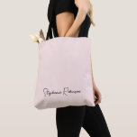 Stilvolle Script Monogram Name Personalisiert blus Tasche<br><div class="desc">Girly Feminine Minimalistisch Einfache Clean Blush Pink Monogram Name Signature Script Custom Personalisiert Tote Bag. Dieses Design mit individuelle Name in einem kursiven hübschen handgeschriebenen Stil Schriftart Signatur Typografie (oder Kalligrafie) auf pastellrosa staubigen rosa oder hellrot rosa Hintergrund. Große Frauengeschenke zum Geburtstag, Hochzeit, Weihnachten, Brautparty, 16 Geburtstagsparty, Junggeselinnen-Abschied, Trauzeugin oder...</div>
