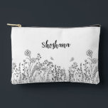 Stilvolle Script Name Floral Sketch Kosmetische Ta Zubehörtasche<br><div class="desc">Unsere trendy floral Script Name Kosmetik / Accessoire Tasche in schwarz & weiß hat einen skurrilen, handgezeichnet Look. Gut und hübsch! Dieses Design erlaubt es Ihnen, eine Zeile nachdenklichen (oder praktischen) Textes auf der Rückseite einzubinden! Diese moderne, minimalistische Blume ist ein Favorit für alle Altersgruppen. Babysitter, Oma :) Brauchen Sie...</div>