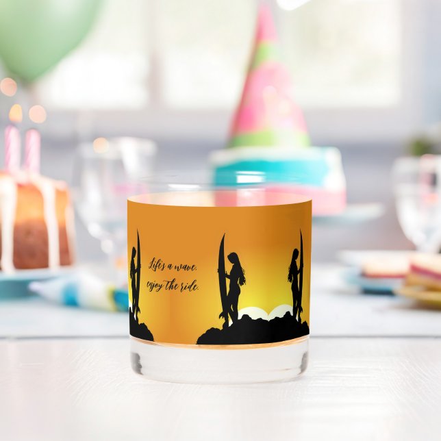 Stilvolle Silhouette Surfer Sonnenuntergang Strand Whiskyglas (Insitu (Geburtstag))