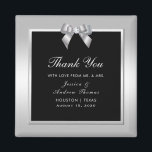 Stilvolle Silver Gem Bow & Black Wedding Magnet<br><div class="desc">Elegante funkelnd Hochzeit Dankeschön Magnet Gefallen mit einem klassischen romantischen silbernen Edelbug, auf einem schönen silbernen und schwarzen Hintergrund. Der gesamte Text ist vollständig an Ihre Bedürfnisse angepasst. Wenn Sie Hilfe benötigen, um Ihr Produkt anzupassen oder passende Produkte wünschen, kontaktieren Sie mich bitte über meinen Shop und ich werde Ihnen...</div>