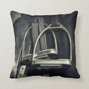 Stilvolle Silver Stirrups auf English Riding Saddl Kissen