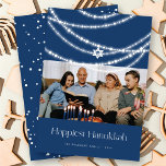 Stilvolle Star mit funkelnden Lichtern Hanukkah Fo Feiertagskarte<br><div class="desc">Stilvolle Linien glitzernder, magischer und leuchtender weißer Festlichter auf dunkelblauem Hintergrund zieren diese skurrile und einzigartige Hanukkah Foto Ferienkarte. In der Mitte hängt ein Single-Stern mit blühenden Ornamenten. Entworfen / Original-Kunstwerk von fat*fa*tin. Einfach mit eigener Textnachricht, Familienname, Jahr, Foto oder Bild personalisieren. www.zazzle.com/fat_fa_tin www.zazzle.com/color_therapy www.zazzle.com/fatfatin_blue_knot www.zazzle.com/fatfatin_red_knot www.zazzle.com/fatfatin_mini_me www.zazzle.com/fatfatin_box www.zazzle.com/fatfatin_design www.zazzle.com/fatfatin_ink...</div>
