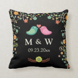 Stilvolle Wedding Monogram Floral Love Birds Coupl Kissen<br><div class="desc">Bride and Groom Monogramme Dunkle schwarze Blütenlieder Vögel Couple Wedding - Ein perfektes Hochzeitdesign für Ihren großen Tag. (1) Alle Textstile,  Farben,  Größen können an Ihre Bedürfnisse angepasst werden. (2) Wenn Sie eine Anpassung oder passende Schreibwaren benötigen,  kontaktieren Sie mich bitte.</div>