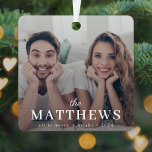 Stilvolle Weihnachten | Minimaler Fun Couple Foto Ornament Aus Metall<br><div class="desc">Ein stilvolles, modernes Foto-Urlaubsornament mit Ihrem Nachnamen in klassischer Typografie kombiniert mit einem handgeschriebenen Schriftart in Weiß über Ihrem Foto in voller Größe. Ihr besonderes Foto wird in diesem einzigartigen, modernen und minimalen Design wunderschön aussehen. Ein lustiges, minimales Design, um sich von der Menge in dieser Weihnachtszeit abzuheben! Das abgebildete...</div>