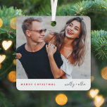 Stilvolle Weihnachten | Modernes, trendy Couple Fo Ornament Aus Metall<br><div class="desc">Ein stilvolles Foto mit moderner Typografie "Frohe Weihnachten" in roter und handgeschriebener Schriftzeichen für den bzw. die Paarnamen auf einem schlichten, minimalistisch-weißen Hintergrund. Foto, Name und Gruß lassen sich einfach für eine persönliche Touch anpassen. Ein einfaches, minimalistisches und zeitgenössisches Weihnachtsdesign, das sich in dieser Urlaubssaison auszeichnet! Das abgebildete Bild dient...</div>