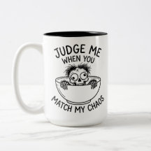 Stilvolle zweifarbige Kaffeetasse mit lustigem Mon