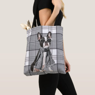 Stilvoller Boston-Terrier-Hund und kariertes Monog Tasche
