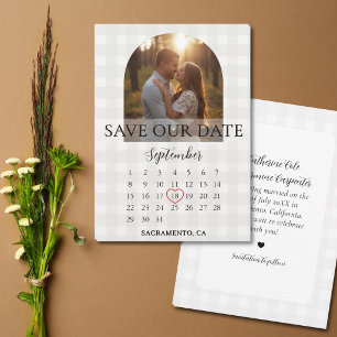 Stilvoller Gingham-Hochzeitsfoto-Torbogen zur Verl Save The Date
