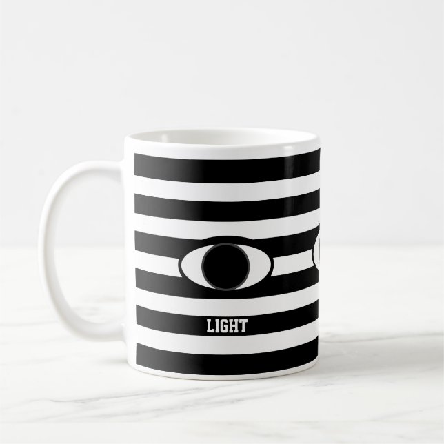 Stilvolles Abstraktes Auge auf schwarz-weiß gestre Kaffeetasse (Links)