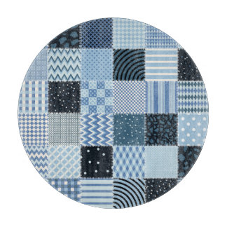 Stilvolles Design, geometrische Fliesen, blaue Far Schneidebrett
