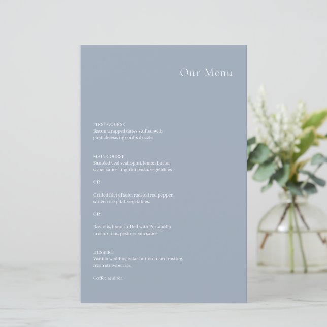 Stilvolles Dusty Blue Modern Wedding Menu (Stehend Vorderseite)