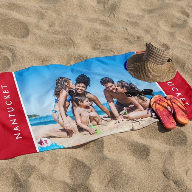 Stilvolles Foto Nautical Seaside Ocean Red Strandtuch (Whether you're hitting the beach, pool, or planning a picnic, this towel will make a splash!)