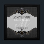 Stilvolles Graues Verziertes Hochzeitstipendium Geschenkbox<br><div class="desc">Einzigartige und stilvolle Fraktal-Kunstlace in dunkelgrau und schwarz plus Damast-Muster - Exquisite und elegante Brauchtum, Jubiläum oder Verlobung. Persönlich mit Namen, Jubiläumsdatum und Monogramm oder Zahlen - gemacht in eine wunderbare hölzerne Geschenkboxen, um Schmuck behalten, Schmuckkasten für Ihre speziellen Keepsakes. Schenken Sie sich ein wunderbares Geschenk - füllen Sie die...</div>
