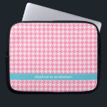 Stilvolles heißes Rosa-Hahnentrittmuster-Muster Laptopschutzhülle<br><div class="desc">Fertigen Sie diese Laptophülse mit Ihrem Namen oder Text Ihrer Wahl besonders an.
 Heartlocked</div>
