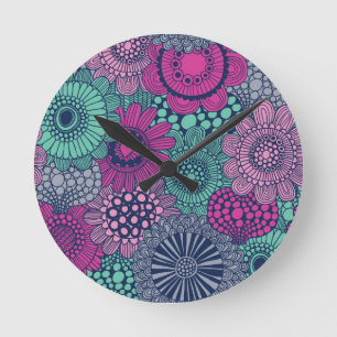 Stilvolles helles Muster der herrlichen Blumen Runde Wanduhr