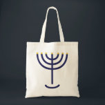 Stilvolles Menorah Navy Gold Tragetasche<br><div class="desc">Stilvolle Menorah Navy Gold Tasche. Was für eine tolle Idee für Sukkot! Diese praktische Tasche verfügt über eine stilvolle Marine und Gold Menorah. Die goldene Menorah wird in der Bibel in Exodus 25:31 erwähnt ... es liest... Und du sollst einen Kerzenhalter aus reinem Gold machen: aus geschlagenem Werk wird der...</div>