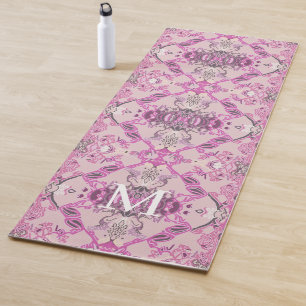 Stilvolles Monogramm-Barockmuster in rosa Farbtöne Yogamatte