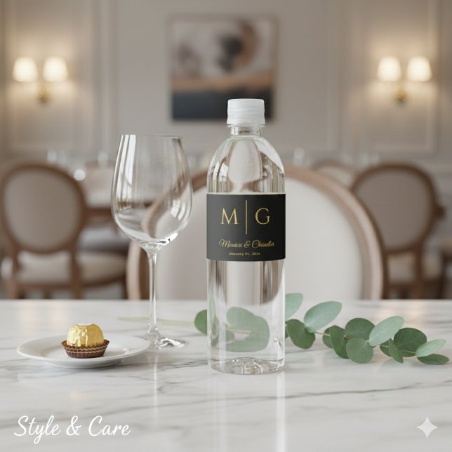 Stilvolles Monogramm mit Paarnamen Schwarz (Stylish Monogram With Couple Name Black Water Bottle Label)