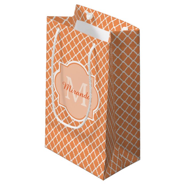 Stilvolles Orange Quatrefolienmonogramm mit Name Kleine Geschenktüte (Vorderseite Schrägansicht)