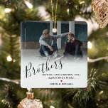 Stilvolles Personalisiertes Brother Foto & individ Keramikornament<br><div class="desc">Ein wunderschönes Geschenk mit einem Foto von Ihnen und Ihren Brüdern,  ein weißes Overlay mit dem Text 'Brüder' in einer eleganten Kalligraphie-Schrift,  ein Zitat von Süßbrudern,  das leicht angepasst werden kann,  ein niedliches kleines rotes Herz,  das in jede Farbe und Ihren Namen geändert werden kann.</div>