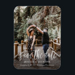 Stilvolles Pinselskript Speichern Sie das Datumsfe Magnet<br><div class="desc">Teilen Sie Ihr Hochzeitstag stilvoll mit diesem stilvollen und einzigartigen Foto-Magneten im Stile eines Pinselskriptes. Ein einzigartiges Save the Date für jedes neu verlobte Paar.</div>
