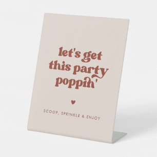 Stilvolles Retro-Rosa Lass uns dieses Party Poppin Sockelschild