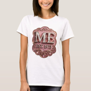 Stilvolles Rosa ME EST 1973 Modernes Design T-Shirt