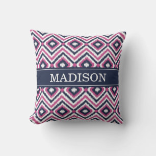 Stilvolles rosa Navy Ikat Diamond Muster mit Namen Kissen