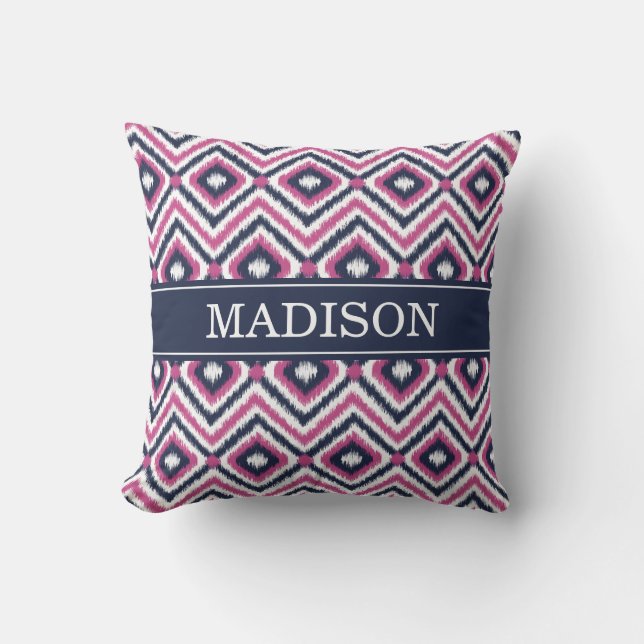 Stilvolles rosa Navy Ikat Diamond Muster mit Namen Kissen (Vorderseite)