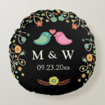 Stilvolles Rundes Kissen<br><div class="desc">Braut-und Bräutigam-Monogramm-dunkles Schwarz-BlumenLiebe-Vogel-Paar-Hochzeit - ein perfekter Hochzeits-Entwurf für Ihren großen Tag. (1) kann alle Textart, Farben, Größen geändert werden, um Ihren Bedarf zu passen. (2) wenn Sie irgendein Kundenbezogenheits- oder Zusammenbringenbriefpapier benötigen, fühlen Sie bitte sich frei, mit mir in Verbindung zu treten.</div>