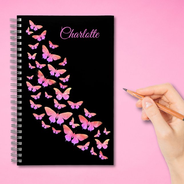 Stilvolles Schmetterlingsmuster: Name Rosa und Sch Notizbuch (Stylish butterfly pattern black and pink custom add name notebook with modern typography script)