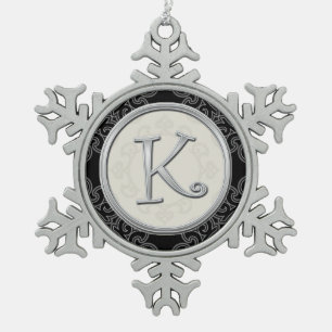 Stilvolles silbernes Weihnachten des Monogramm-K Schneeflocken Zinn-Ornament