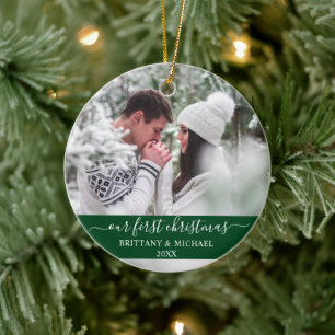 Stilvolles Skript Unser erstes Weihnachtspaar Grün Keramik Ornament