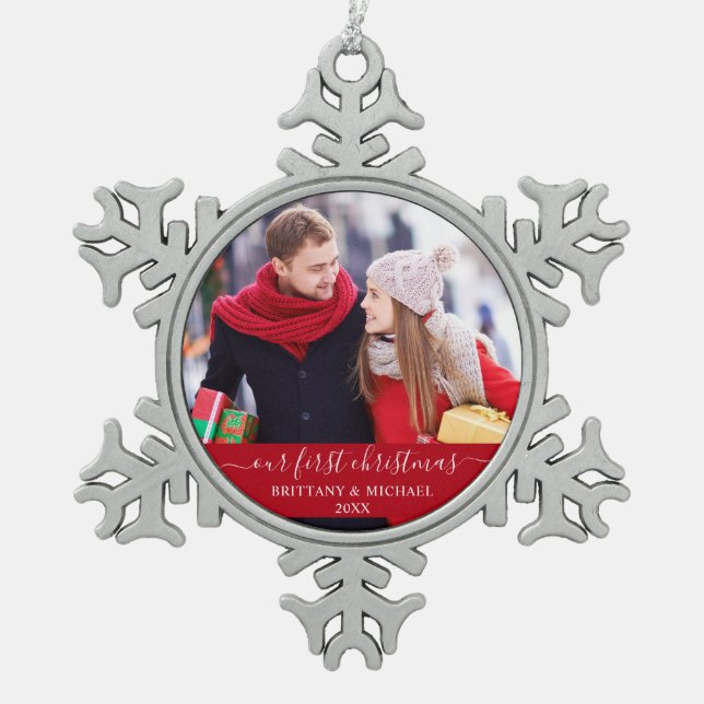 Stilvolles Skript Unser erstes Weihnachtspaar Rot Schneeflocken Zinn-Ornament (Vorderseite)