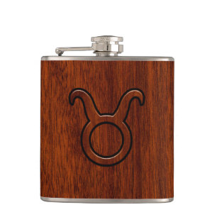 Stilvolles Taurus Zodiac-Zeichen auf Mahogany wie  Flachmann