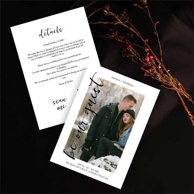 Stilvolles Trendy Foto ist unser Gast QR Wedding Save The Date (Stylish Trendy Photo Be Our Guest Minimalist QR Wedding Save the Date with Envelope.)