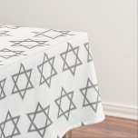 Stilweiß| STAR DAVID Tischdecke<br><div class="desc">Stilvoller STAR OF DAVID Tablecloth, der mit Imitaten silbergrauer Star von David in einem gefliesten Muster zeigt. Es handelt sich um ein minimalistisches, elegantes Design, das sich für jüdische Feiertage und Feierlichkeiten wie Chanukah, Pessach, Rosh Hashanah, Bar/Bat Mitzvahs, etc. eignet. Der Hintergrund ist weiß. Erhältlich in anderen Farben, oder Sie...</div>