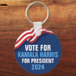 Stimme Kamala Harris für Präsident 2024 Blue Schlüsselanhänger<br><div class="desc">Stimmen Sie Kamala Harris für den Präsidenten bei den Präsidentschaftswahlen 2024. Wählen Sie unseren Vizepräsidenten als Kandidaten für das demokratische Party und zeigen Sie Ihre Unterstützung mit diesem Schlüsselanhänger der amerikanischen Flagge in blau für einen Demokraten.</div>