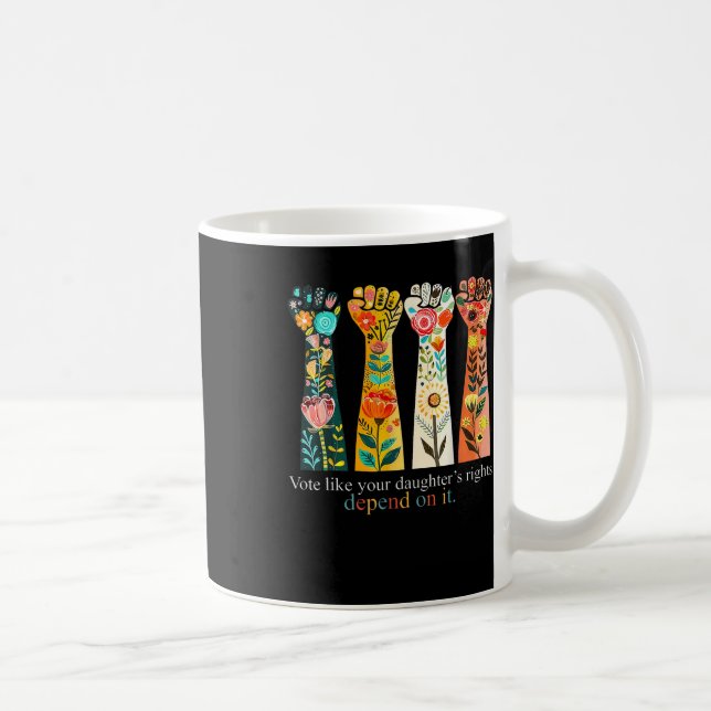 Stimmen Sie, wie die Rechte Ihrer Tochter von ihre Kaffeetasse (Rechts)