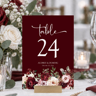 Stimmungsvolle Burgunder-Rot-Blush-Blumenhochzeit Tischnummer